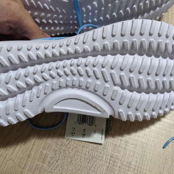 Women rebook running shoes size 7.5 us - Picture 3 of 4